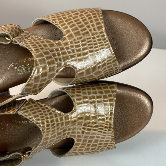 SAS Suntimer Heel Strap Sandal in Beige Croc Color Size 7S(slim) - Picture 14 of 15